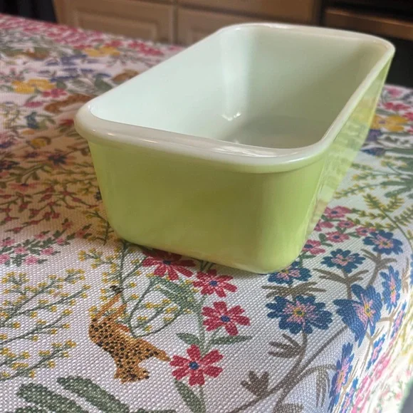 Pyrex 213 1 1/2 GT lime, green Rectangular Baking Dish - Picture 4 of 4